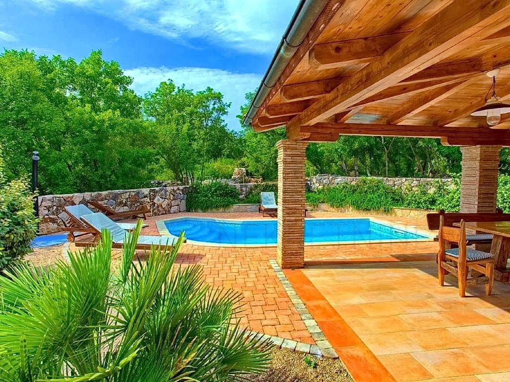 Otok Krk, Dobrinj, kamnita hiša z vrtom in bazenom na mirni lokaciji!