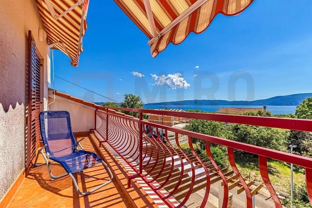 Krk, okolica, samostojna apartmajska hiša na mirni lokaciji z razgledom
