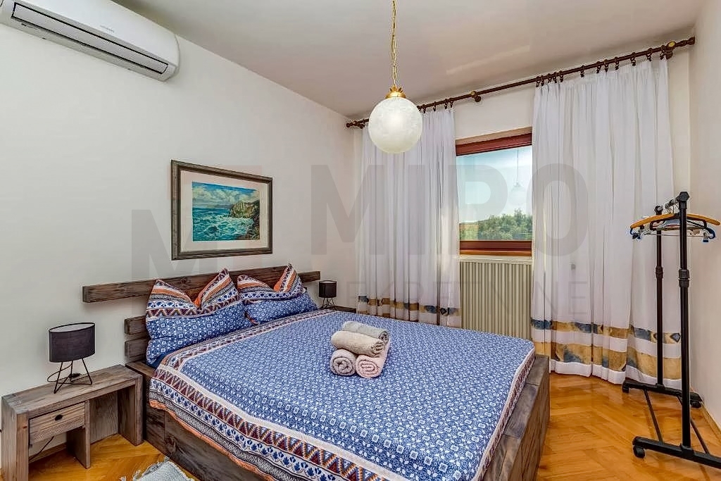 Krk, okolica, samostojna apartmajska hiša na mirni lokaciji z razgledom