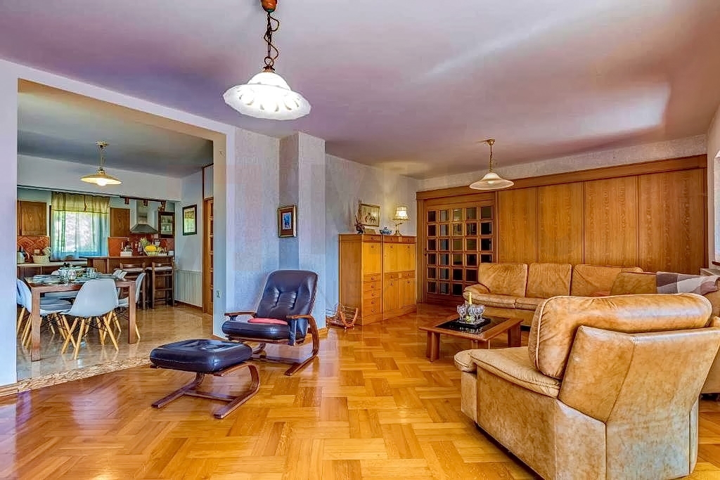 Krk, okolica, samostojna apartmajska hiša na mirni lokaciji z razgledom