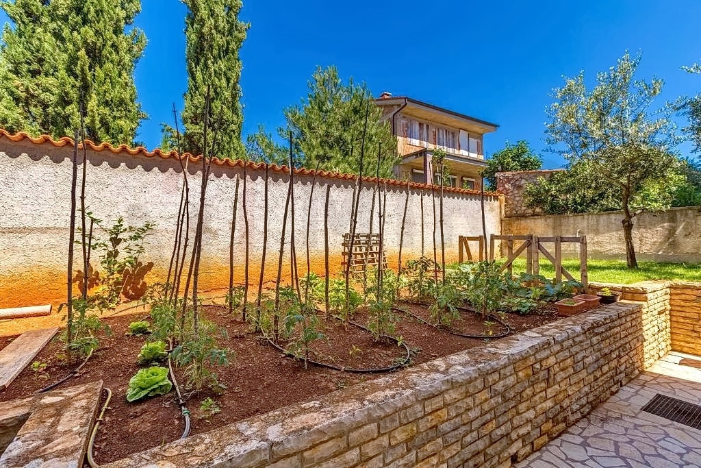 Krk, okolica, samostojna apartmajska hiša na mirni lokaciji z razgledom