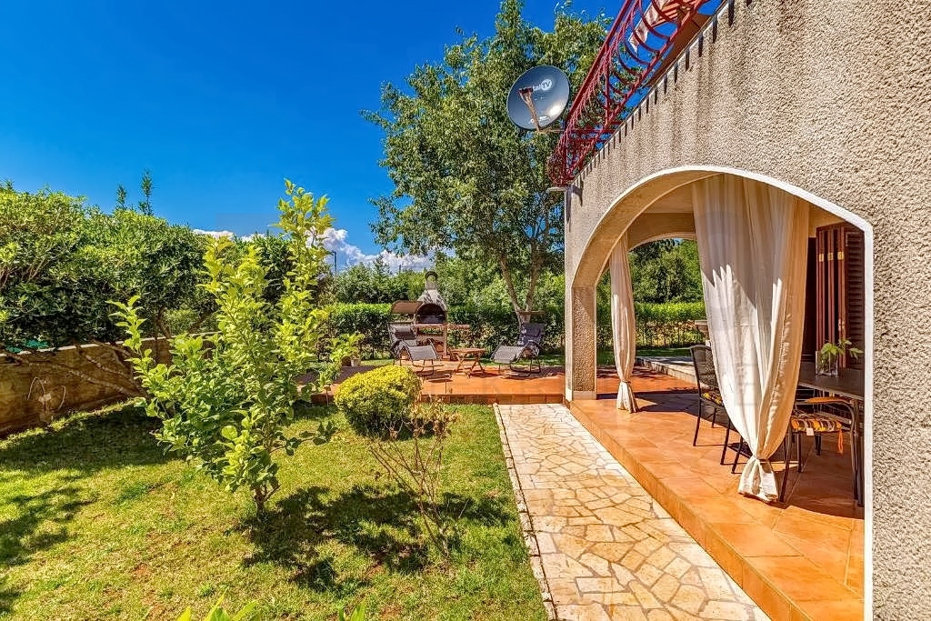 Krk, okolica, samostojna apartmajska hiša na mirni lokaciji z razgledom