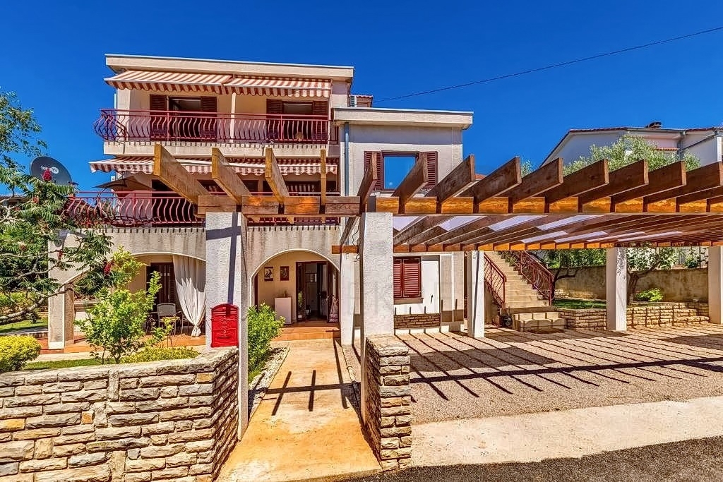 Krk, okolica, samostojna apartmajska hiša na mirni lokaciji z razgledom