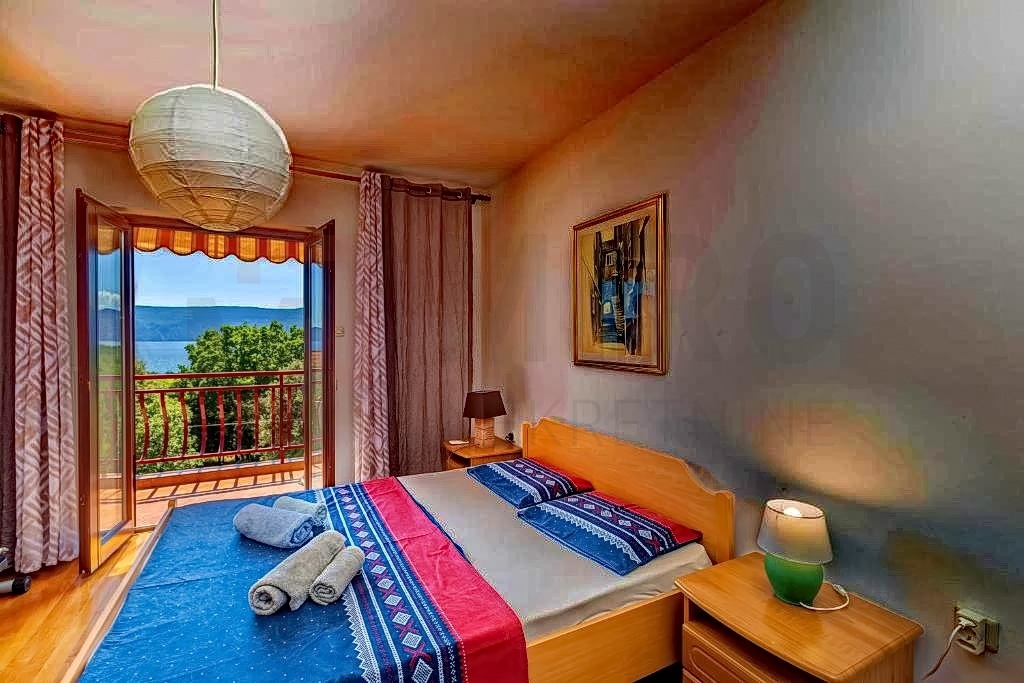 Krk, okolica, samostojna apartmajska hiša na mirni lokaciji z razgledom