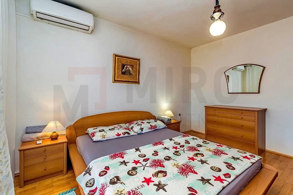 Krk, okolica, samostojna apartmajska hiša na mirni lokaciji z razgledom
