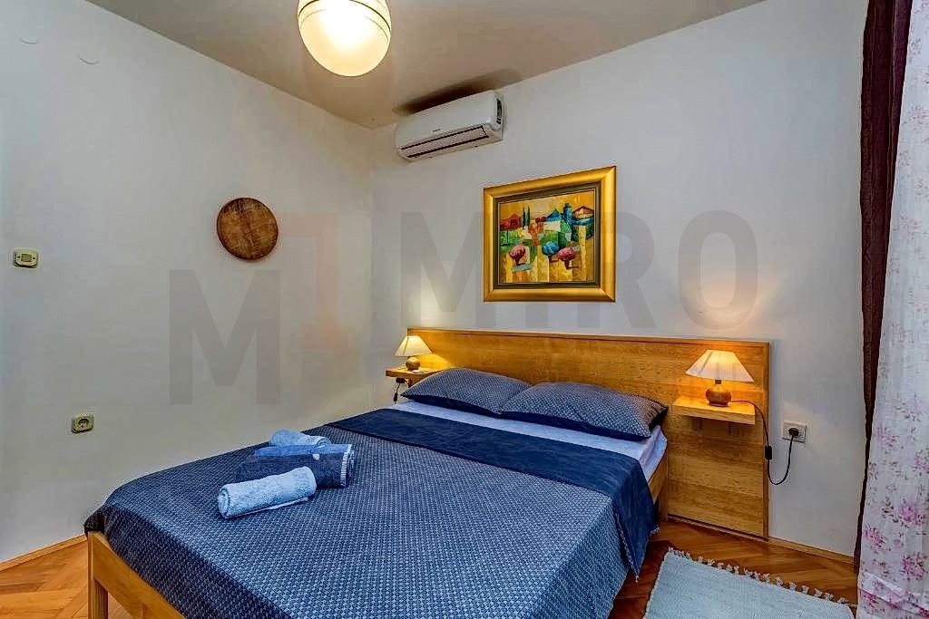 Krk, okolica, samostojna apartmajska hiša na mirni lokaciji z razgledom