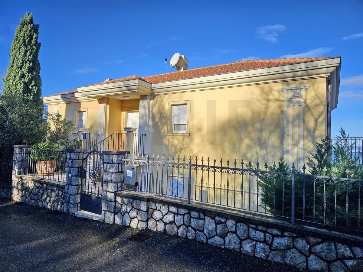 Njivice, samostojna vila 70 m od morja, PRODAJA!