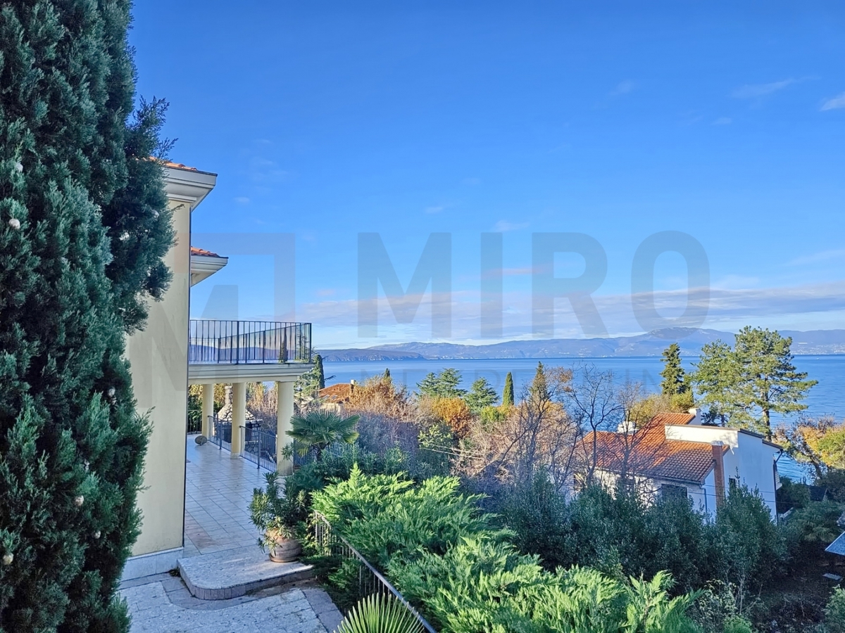 Njivice, samostojna vila 70 m od morja, PRODAJA!