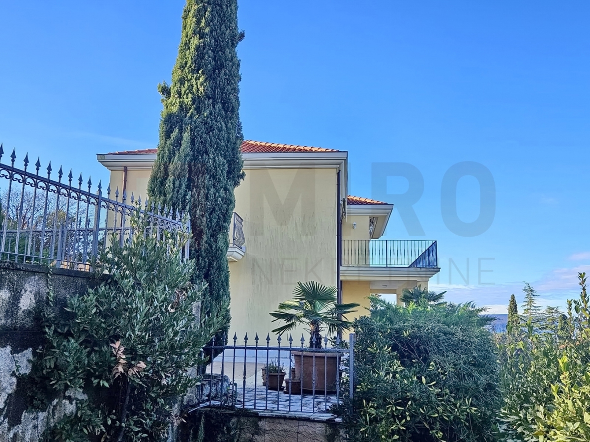 Njivice, samostojna vila 70 m od morja, PRODAJA!