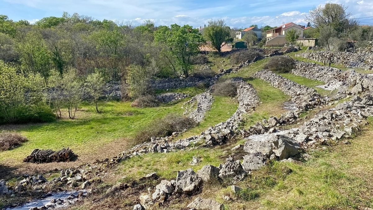 Šilo, okolica, veliko gradbeno zemljišče na robu zelenice, PRODAJA!