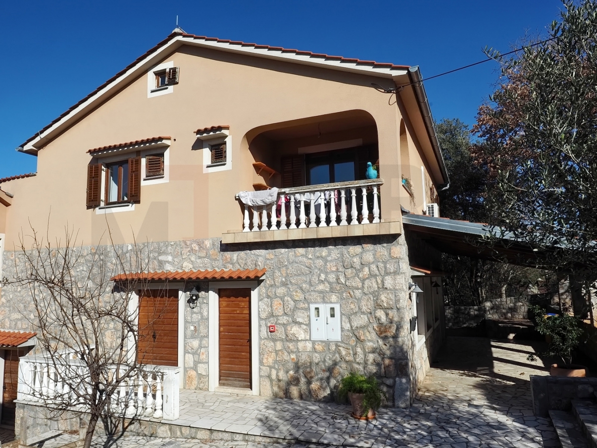 Malinska, hiša dvojček s poslovnimi prostori in apartmajem, PRODAJA!