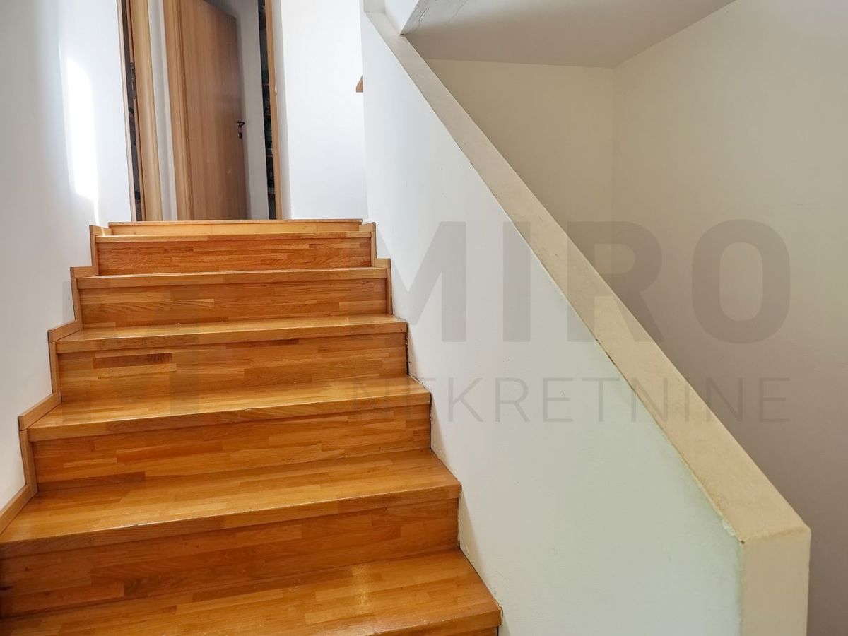 Malinska, hiša dvojček s poslovnimi prostori in apartmajem, PRODAJA!