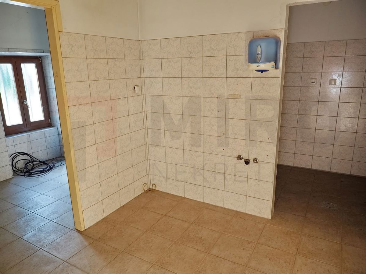 Malinska, hiša dvojček s poslovnimi prostori in apartmajem, PRODAJA!