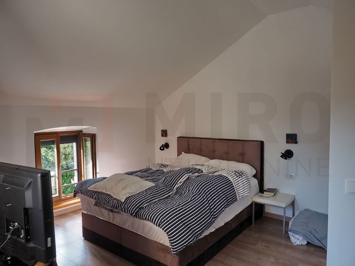 Malinska, hiša dvojček s poslovnimi prostori in apartmajem, PRODAJA!