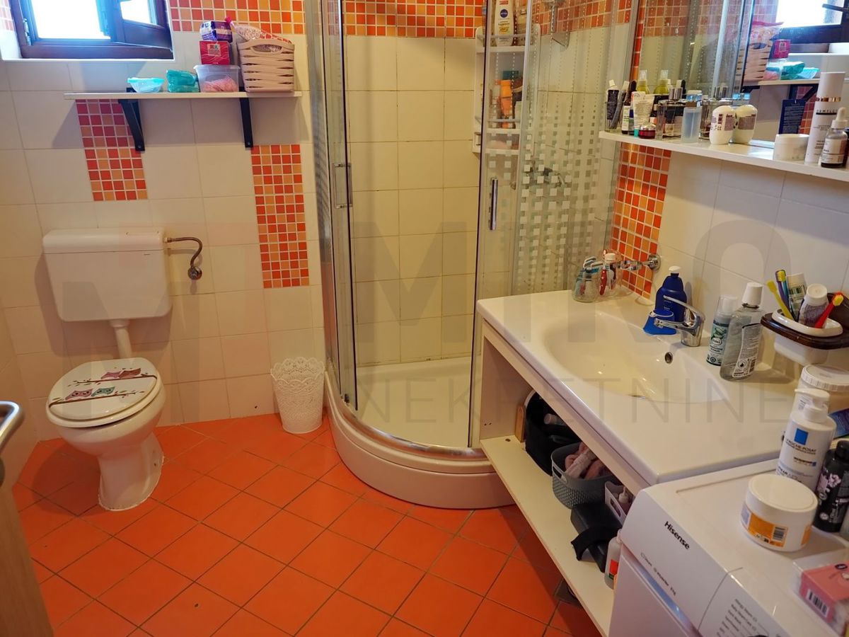 Malinska, hiša dvojček s poslovnimi prostori in apartmajem, PRODAJA!