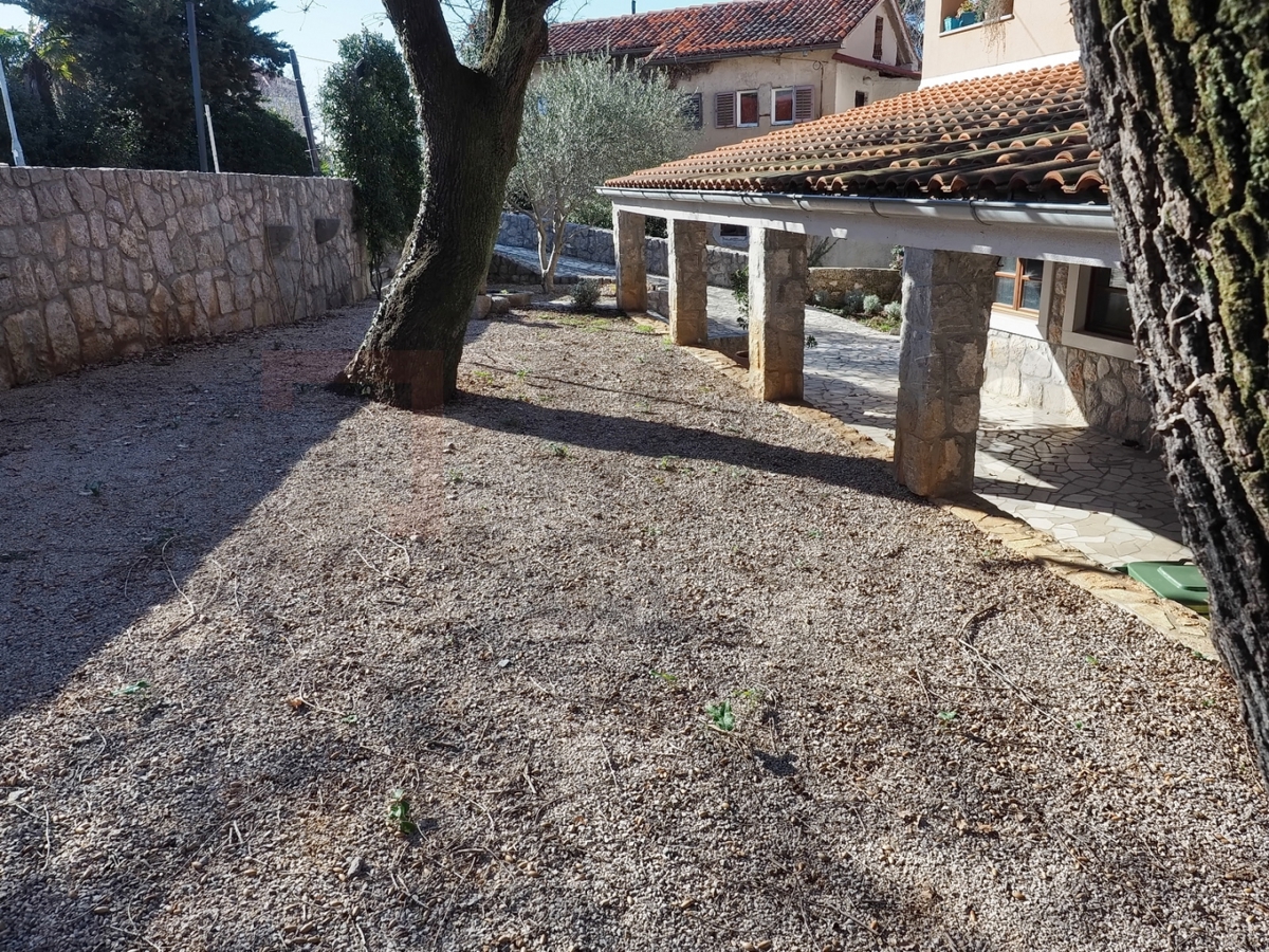 Malinska, hiša dvojček s poslovnimi prostori in apartmajem, PRODAJA!
