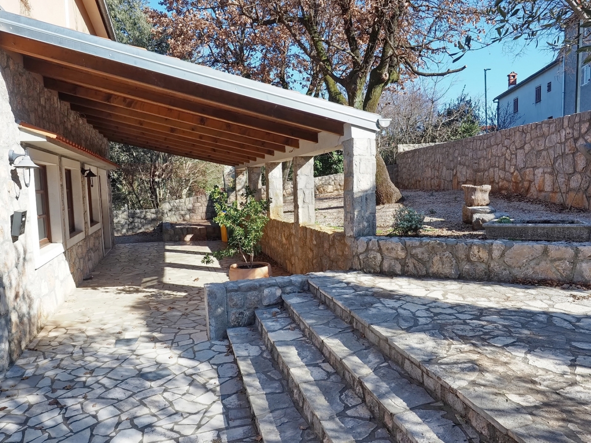 Malinska, hiša dvojček s poslovnimi prostori in apartmajem, PRODAJA!