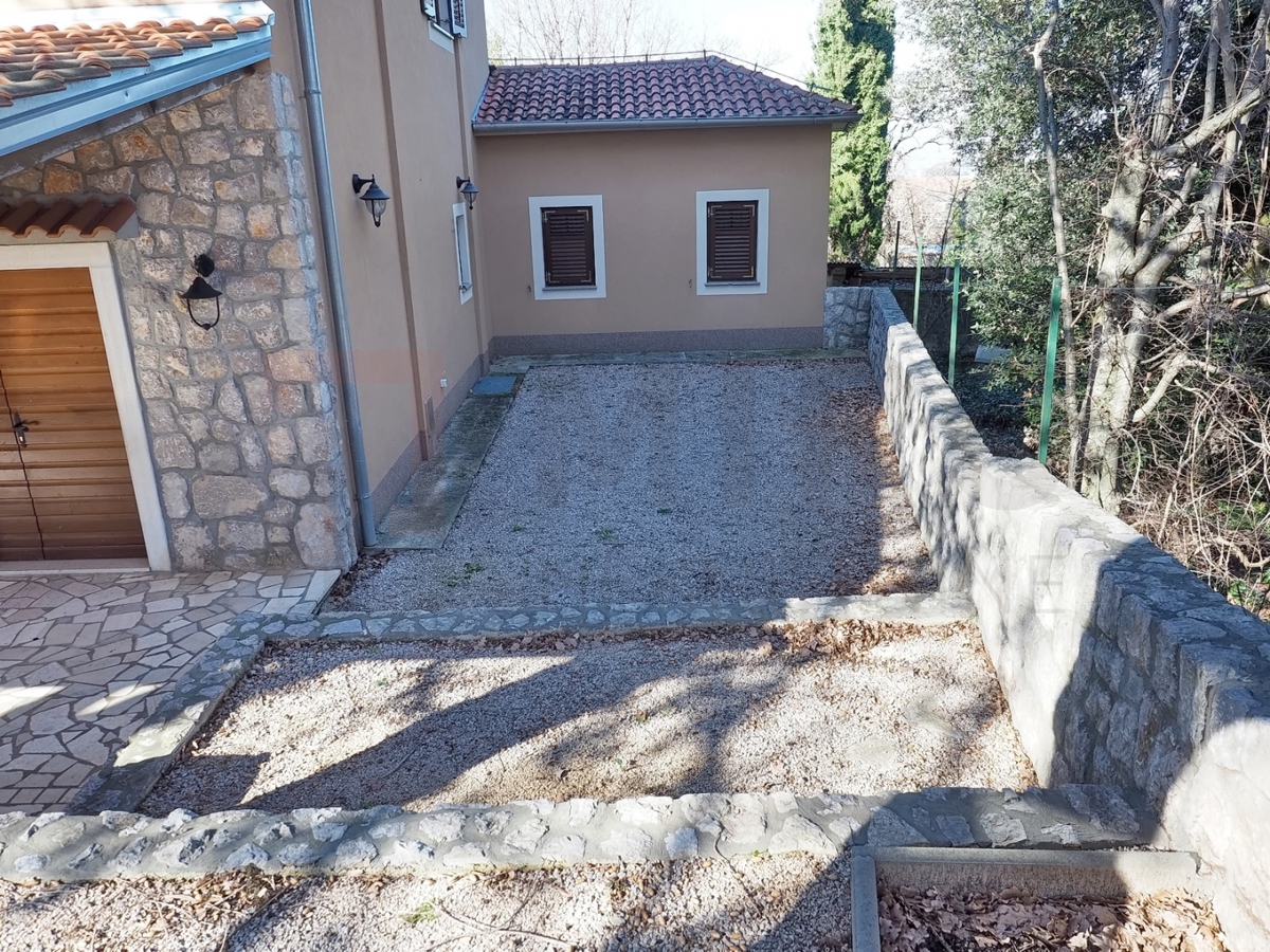 Malinska, hiša dvojček s poslovnimi prostori in apartmajem, PRODAJA!