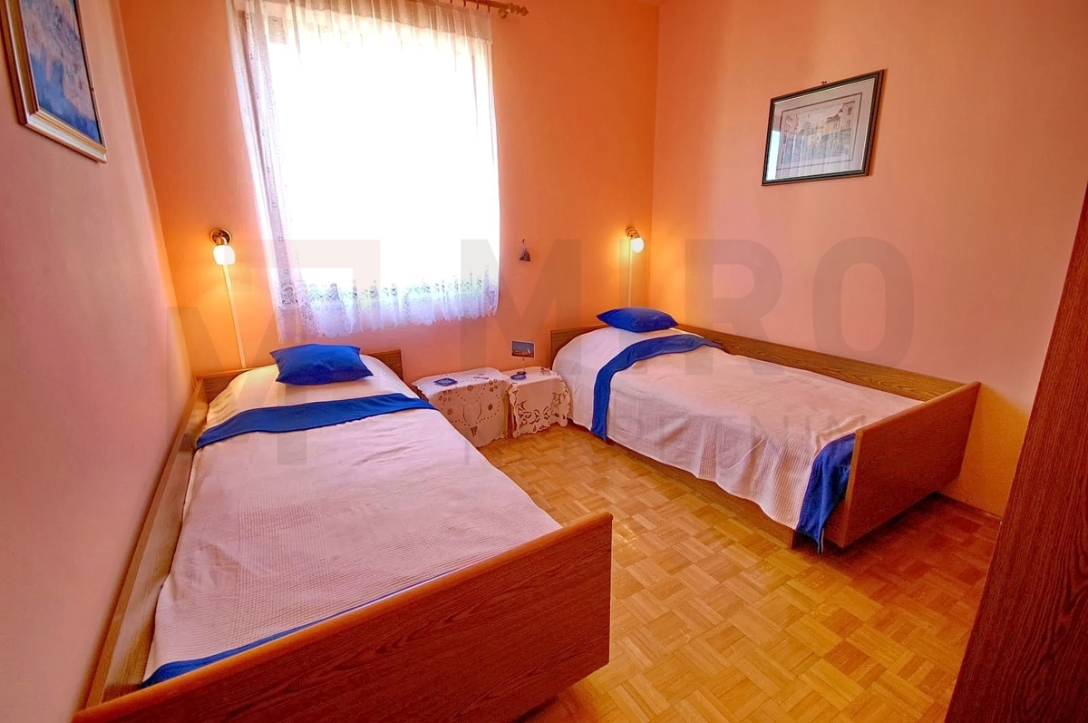 Njivice, udobno stanovanje z veliko teraso in pogledom na morje