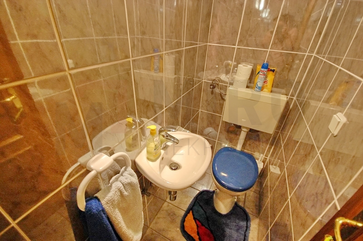 Njivice, udobno stanovanje z veliko teraso in pogledom na morje