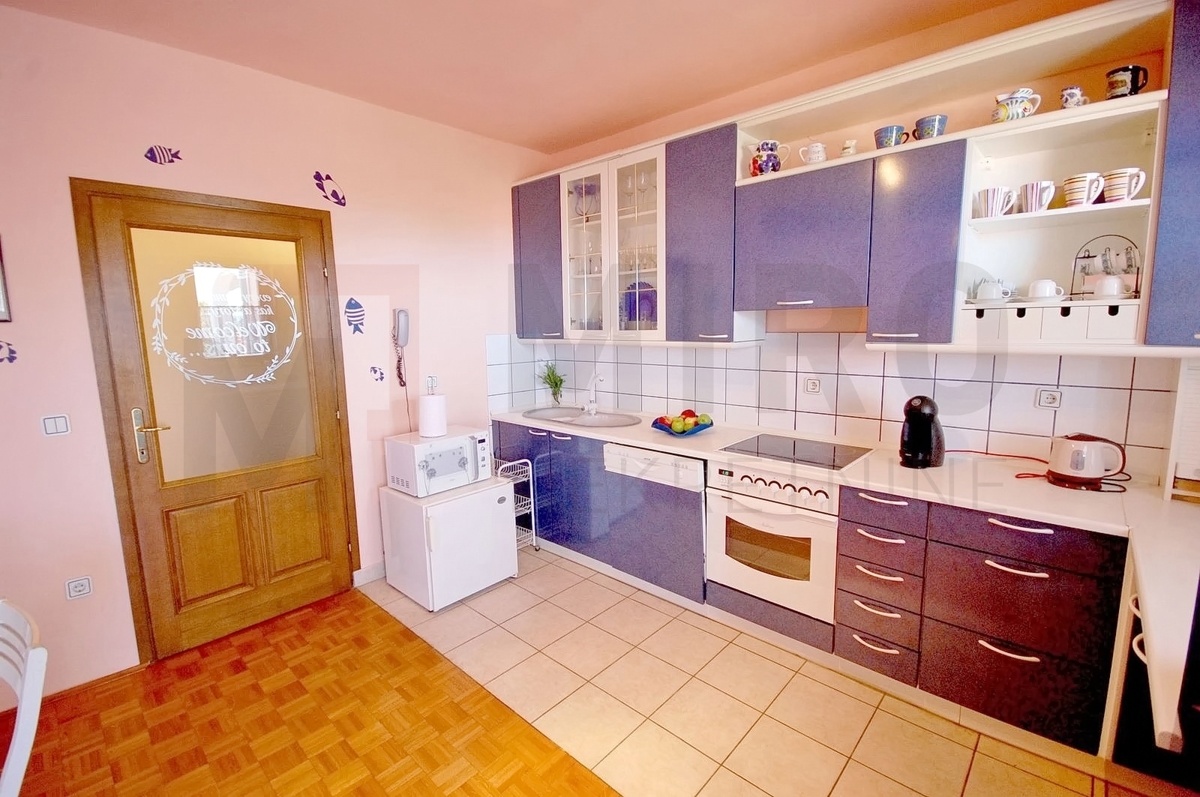 Njivice, udobno stanovanje z veliko teraso in pogledom na morje