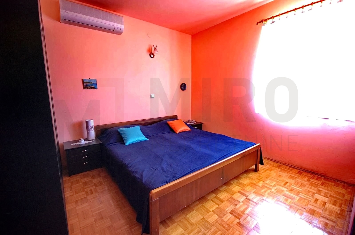 Njivice, udobno stanovanje z veliko teraso in pogledom na morje