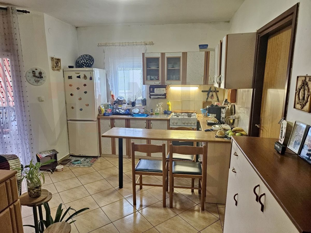Malinska, okolica, enosobno stanovanje z mansardo v fazi prenove, PRODAJA!