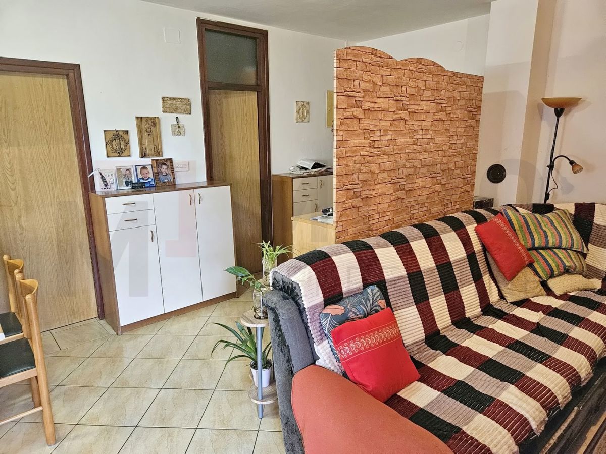 Malinska, okolica, enosobno stanovanje z mansardo v fazi prenove, PRODAJA!