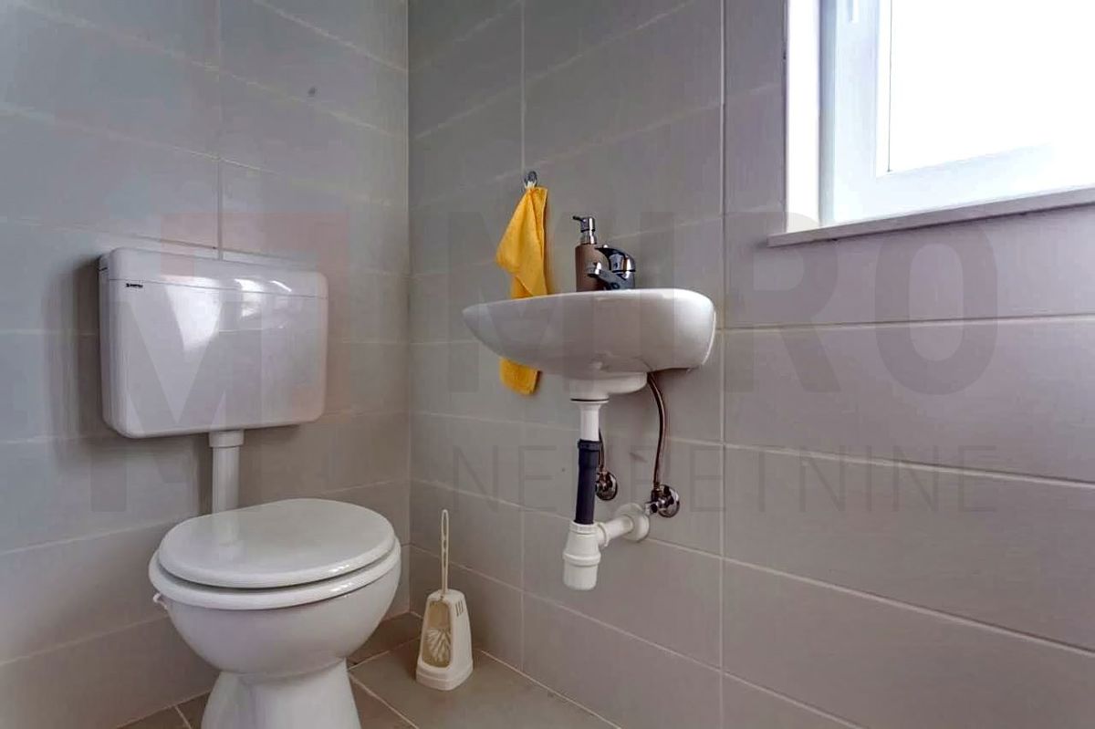 Dobrinj, dvojček z bazenom in vrtom na mirni lokaciji, PRODAJA!