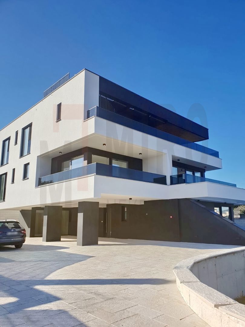 Mesto Krk, luksuzno stanovanje v pritličju z vrtom, PRODAJA!