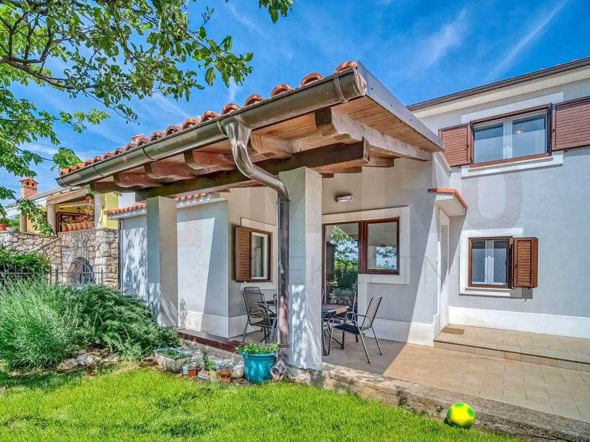 Dobrinj, okolica, prenovljen dvojček z vrtom na mirni lokaciji!
