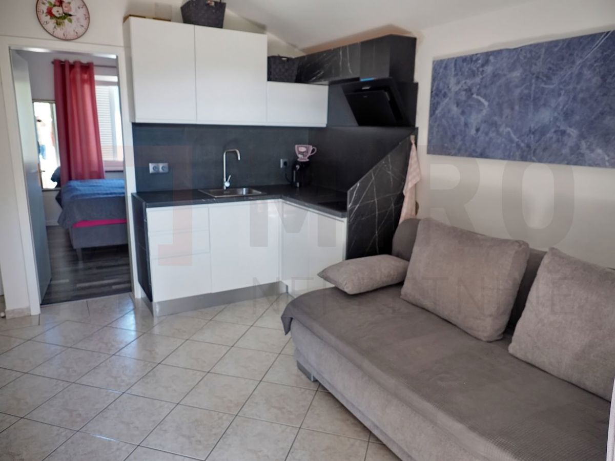 Malinska, opremljeno enosobno stanovanje v bližini centra, PRODAJA