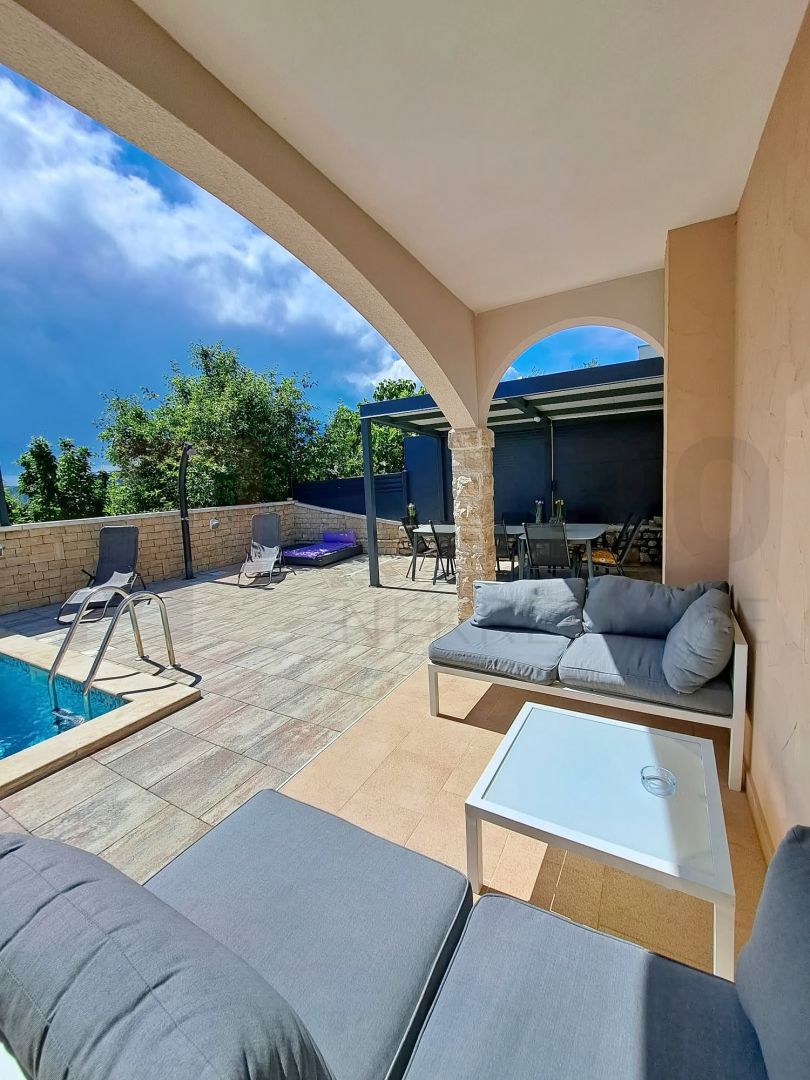 Krk, Umgebung, Doppelhaushälfte mit Pool und Meerblick!