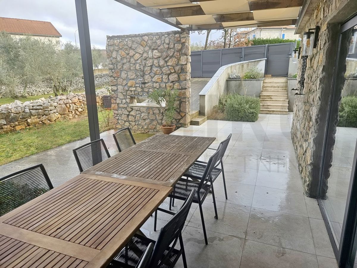 Malinska, enonadstropna hiša s čudovitim vrtom, PRODAMO!