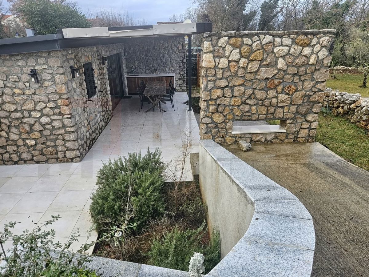 Malinska, enonadstropna hiša s čudovitim vrtom, PRODAMO!