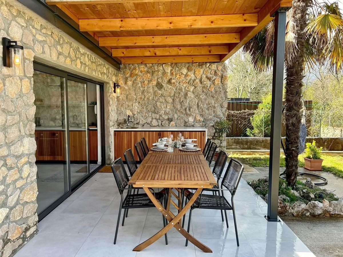 Malinska, enonadstropna hiša s čudovitim vrtom, PRODAMO!