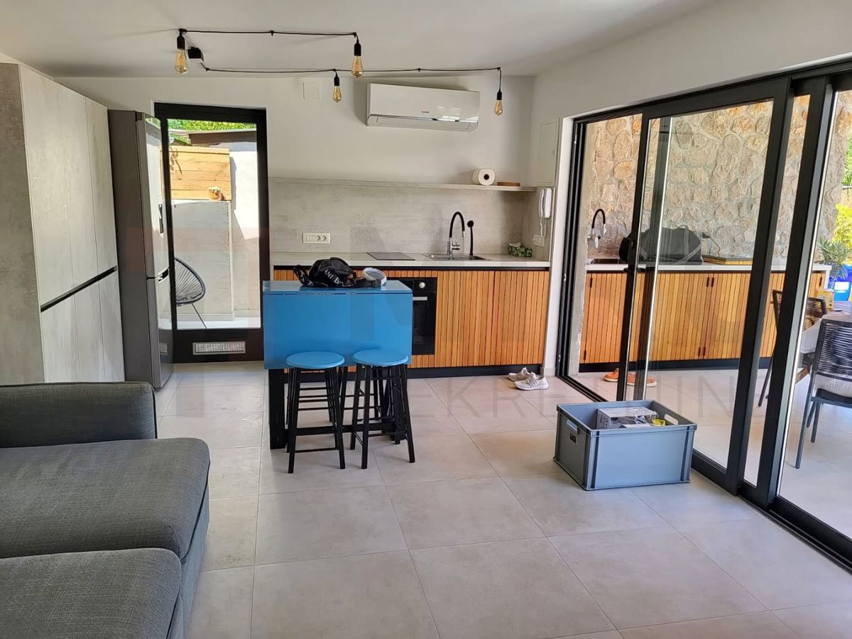 Malinska, enonadstropna hiša s čudovitim vrtom, PRODAMO!