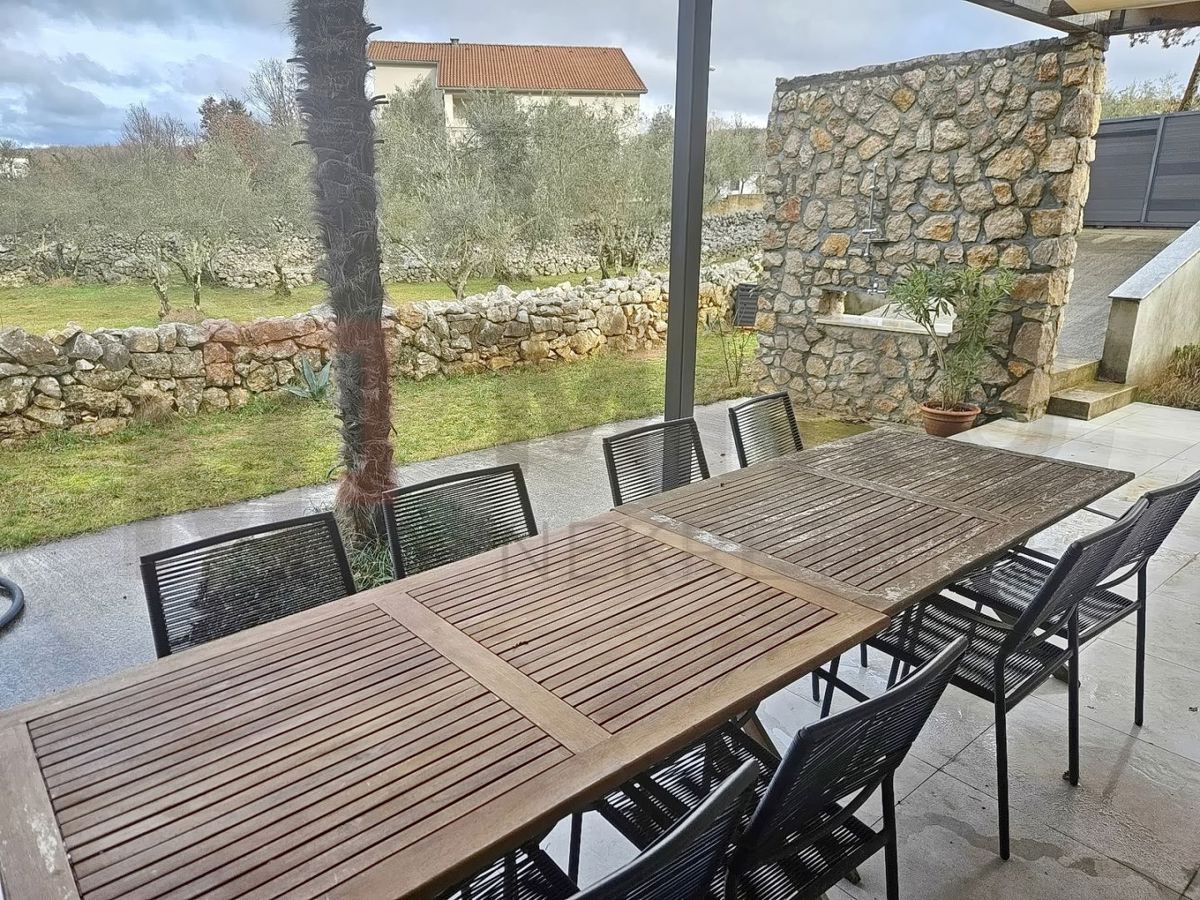 Malinska, enonadstropna hiša s čudovitim vrtom, PRODAMO!