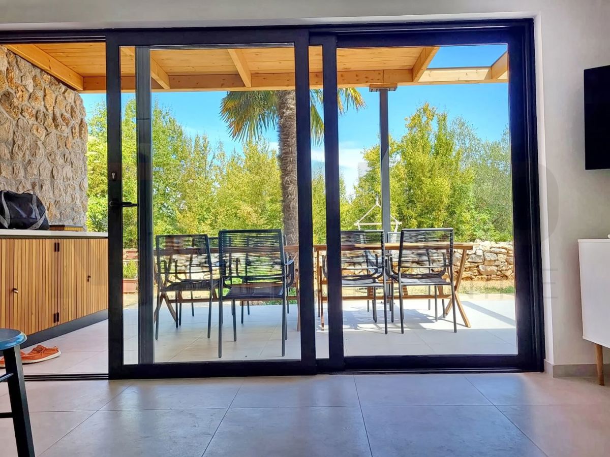 Malinska, enonadstropna hiša s čudovitim vrtom, PRODAMO!