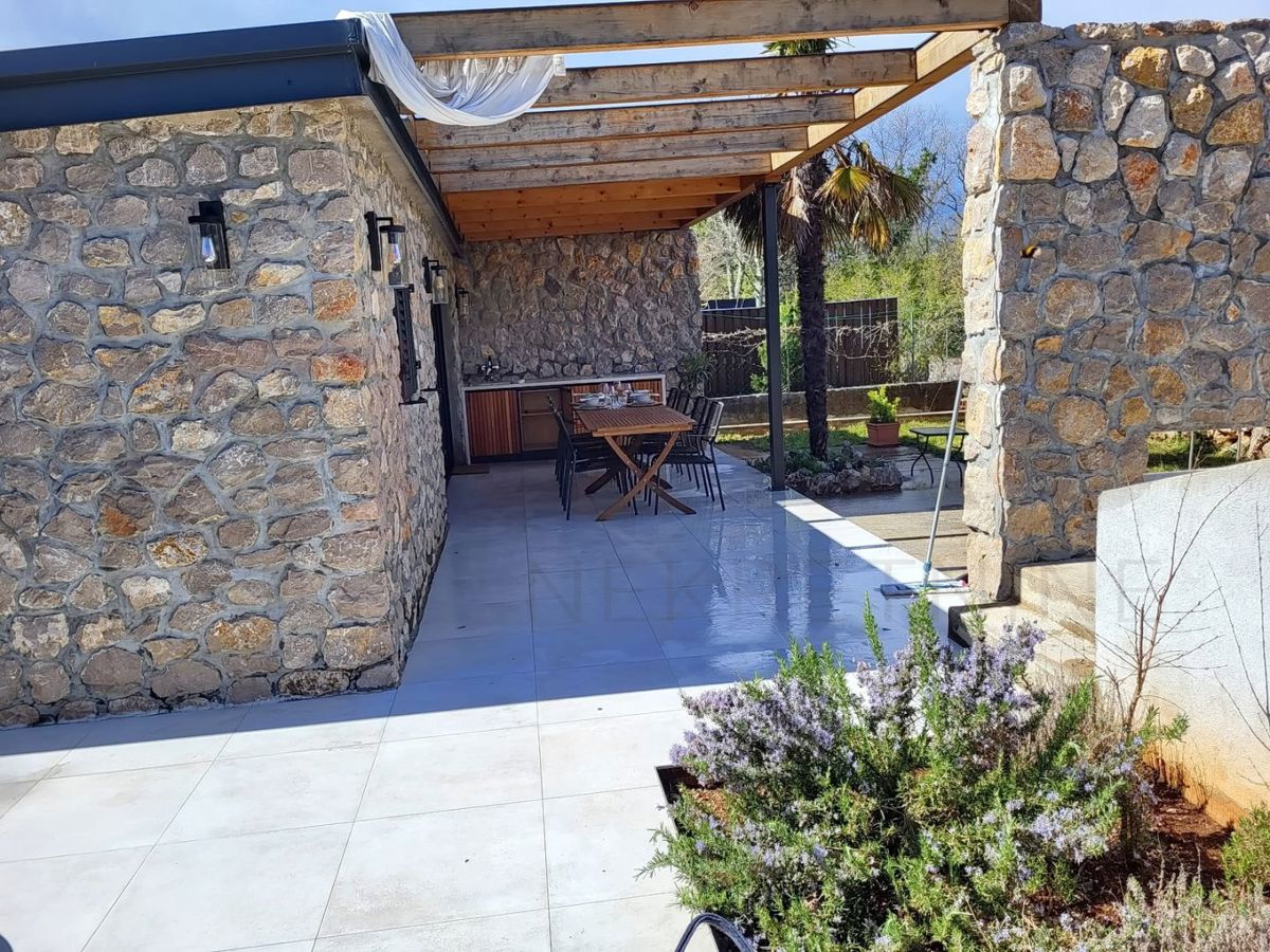 Malinska, enonadstropna hiša s čudovitim vrtom, PRODAMO!