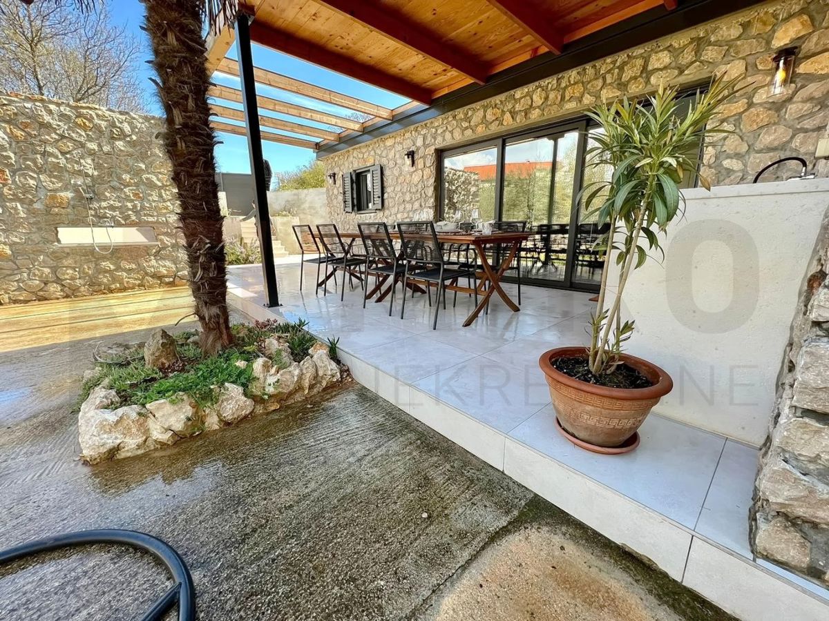 Malinska, enonadstropna hiša s čudovitim vrtom, PRODAMO!