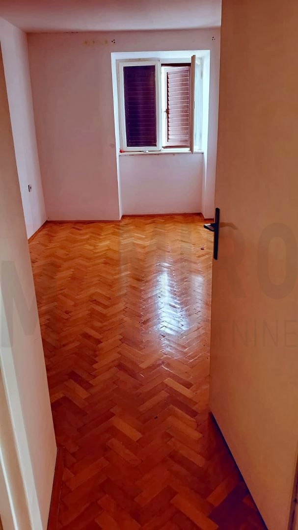 Krk, okolica, vrstna hiša s pogledom na morje!