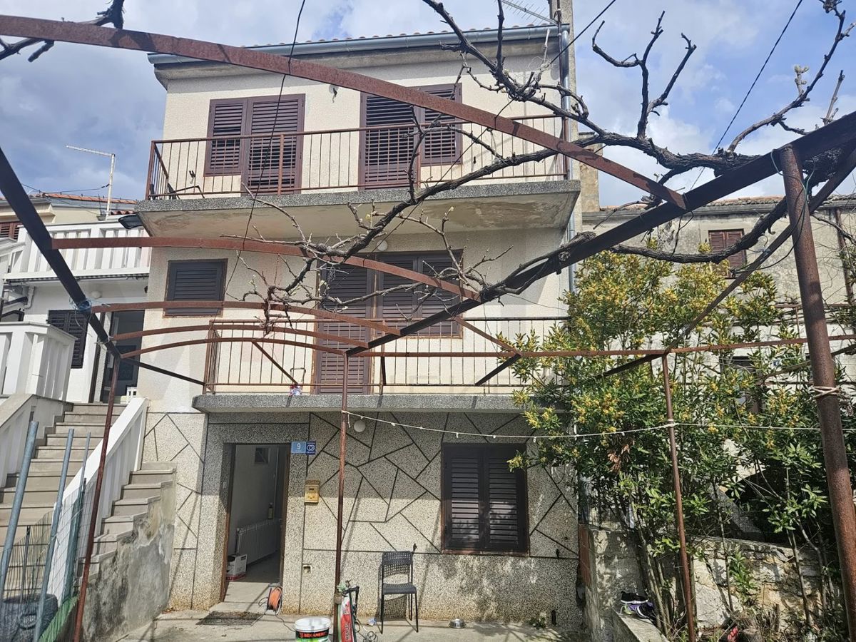 Krk, okolica, vrstna hiša s pogledom na morje!