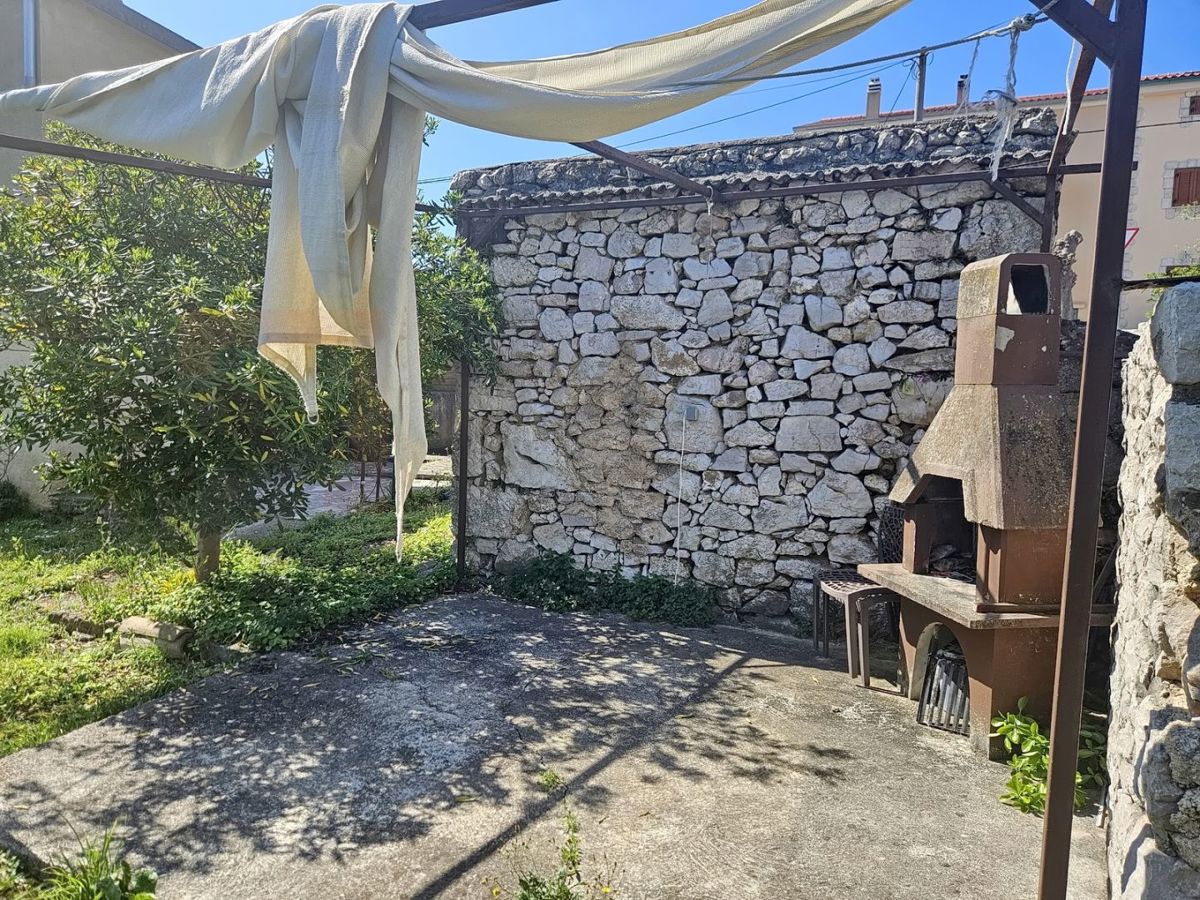 Šilo, stara kamnita vrstna hiša v bližini morja, PRODAMO!