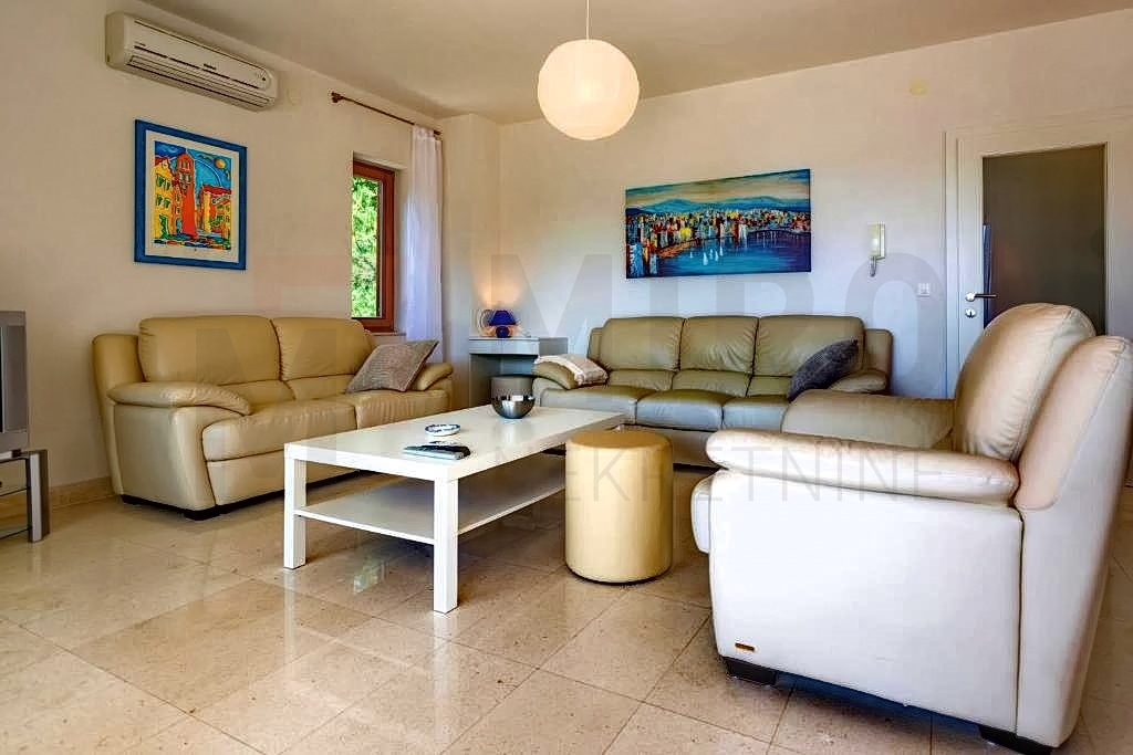 Mesto Krk, trisobni apartma, 1. red do morja, PRODAJA!