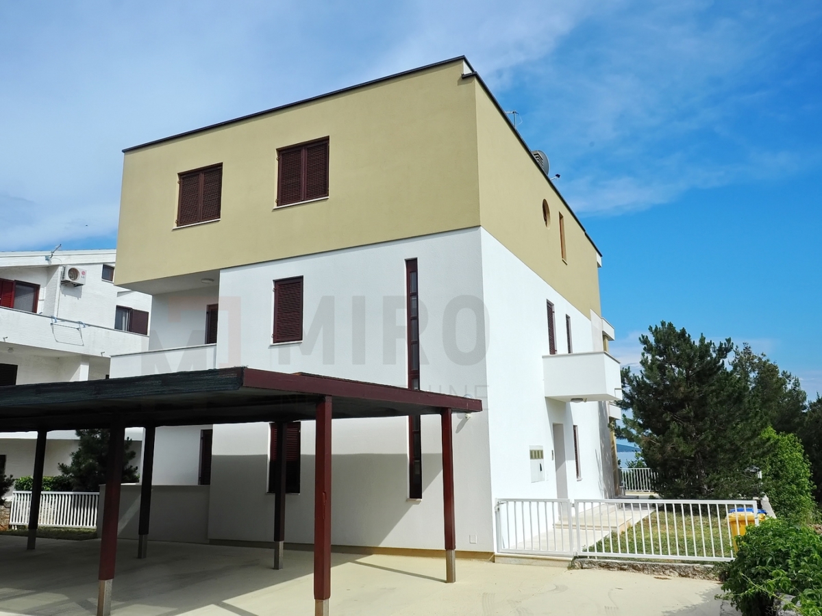 Mesto Krk, trisobni apartma, 1. red do morja, PRODAJA!