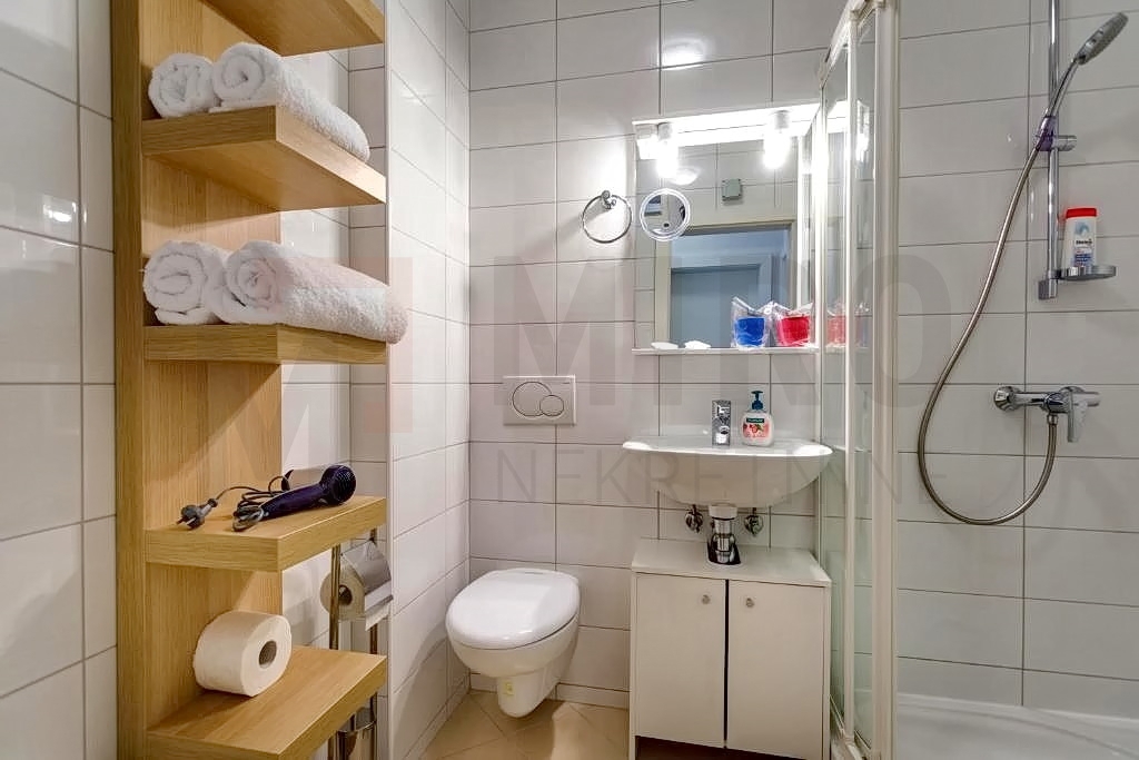 Mesto Krk, trisobni apartma, 1. red do morja, PRODAJA!