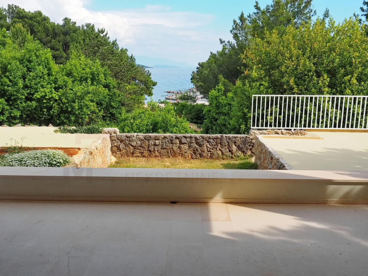 Mesto Krk, trisobni apartma, 1. red do morja, PRODAJA!