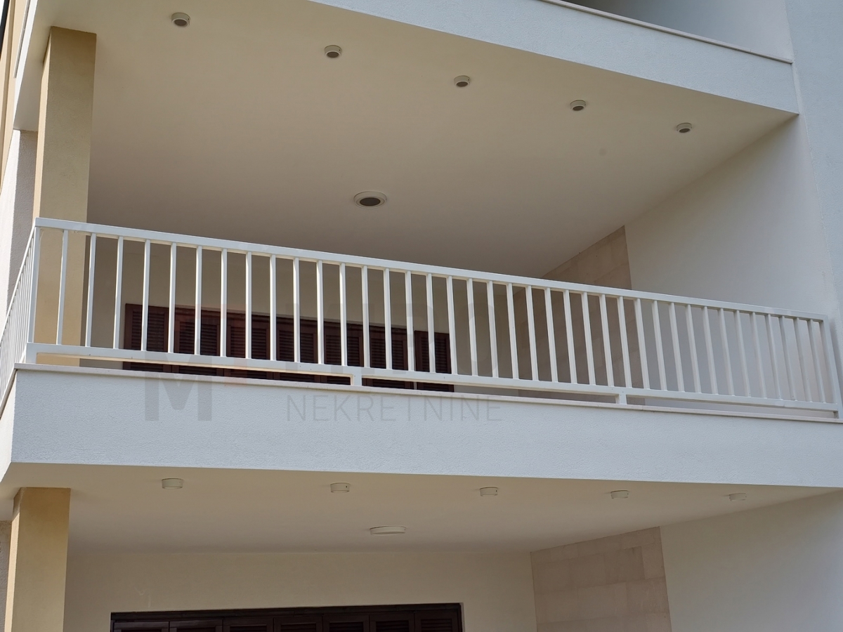 Mesto Krk, trisobni apartma, 1. red do morja, PRODAJA!