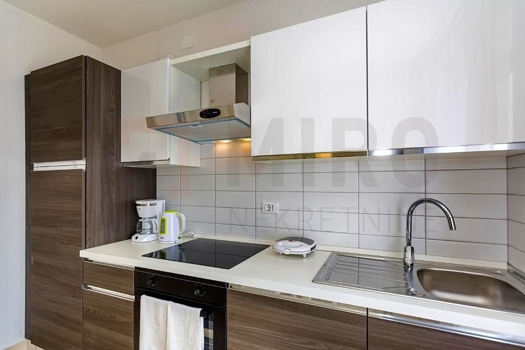 Mesto Krk, trisobni apartma, 1. red do morja, PRODAJA!